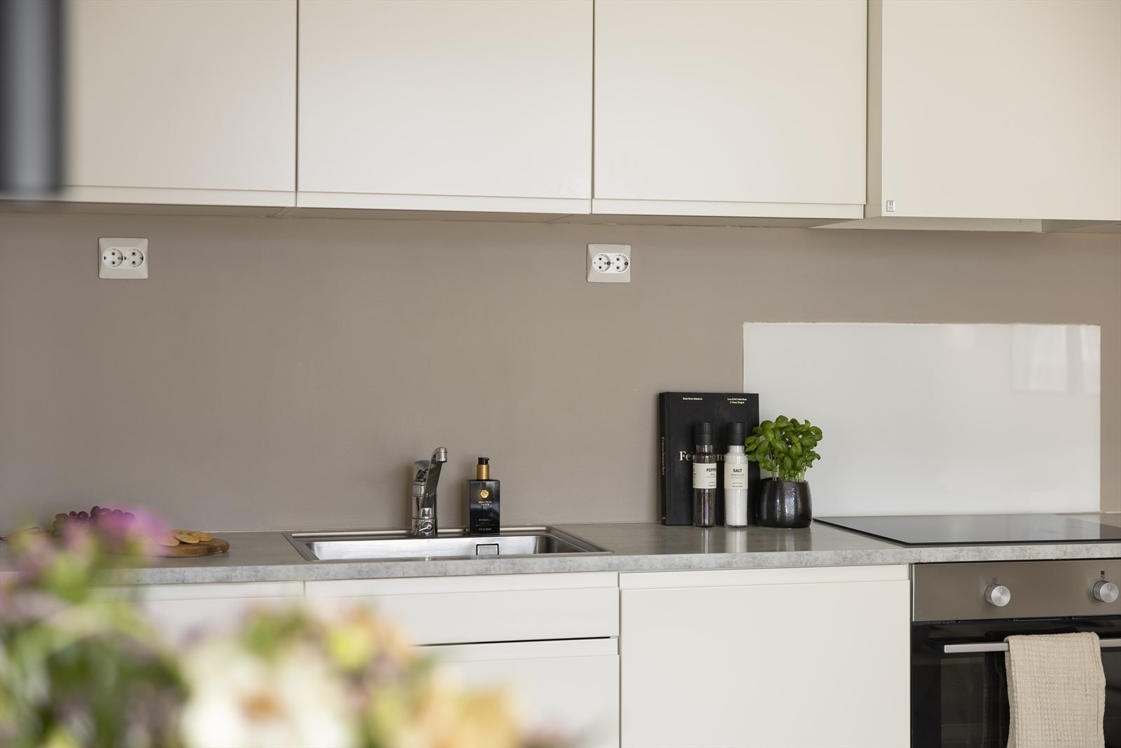 Kjøkkenet er utstyrt med moderne hvitevarer, inkludert integrert kjøl/frys, oppvaskmaskin og induksjonstopp, samt en ny stekeovn fra 2024. Galleribilde