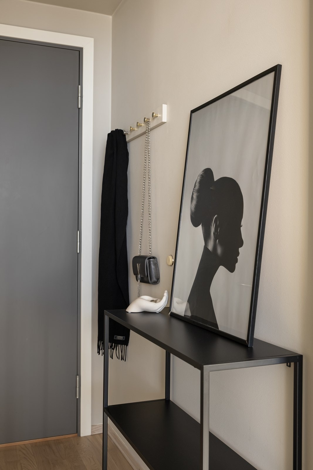 Det er plass til oppbevaring av yttertøy, og rommet kan enkelt innredes med en kommode eller skoskap etter behov. Galleribilde