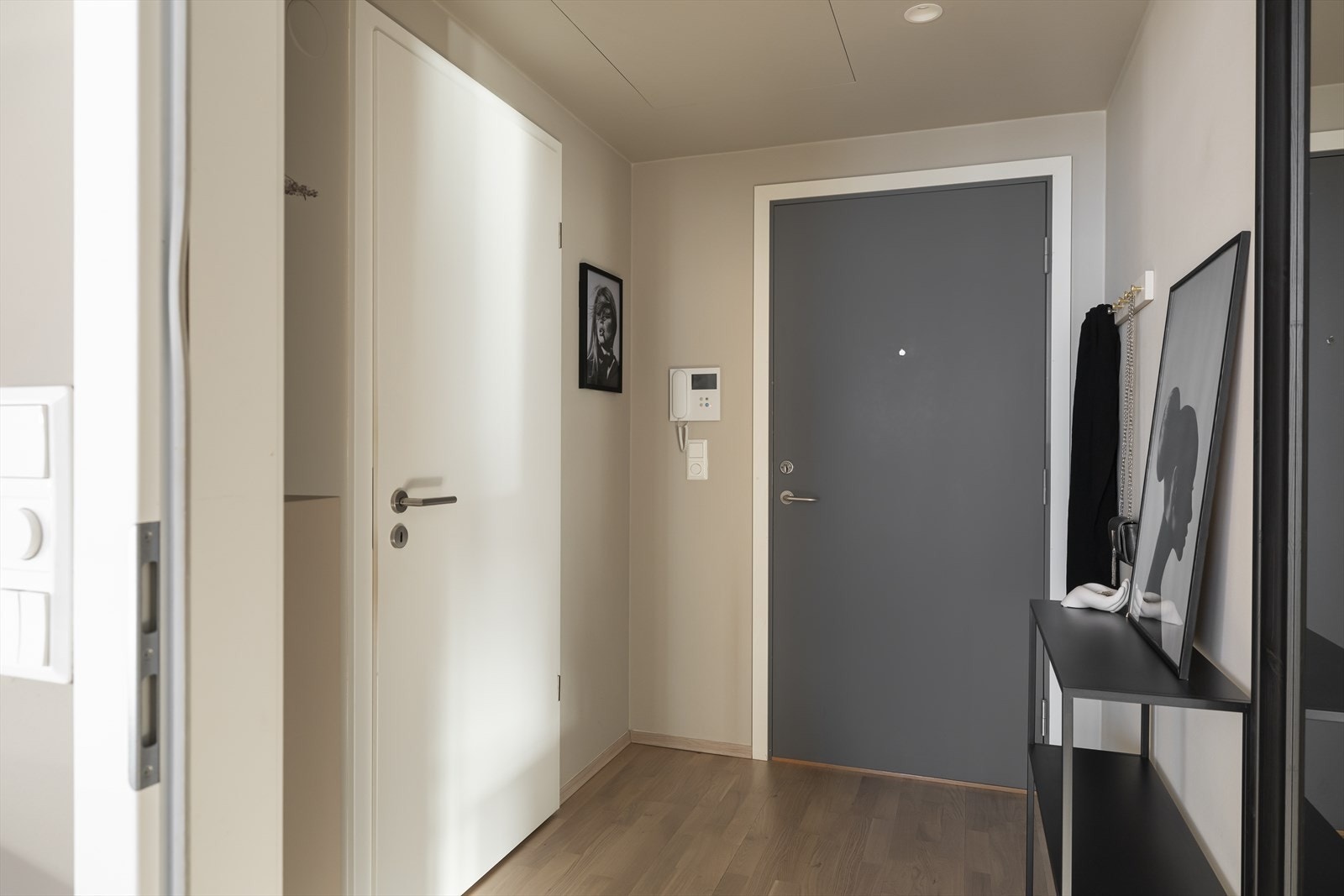 Leilighetens entré gir et hyggelig førsteinntrykk og fungerer som en praktisk velkomstsone. Her er det plass for oppbevaringsløsninger. Galleribilde