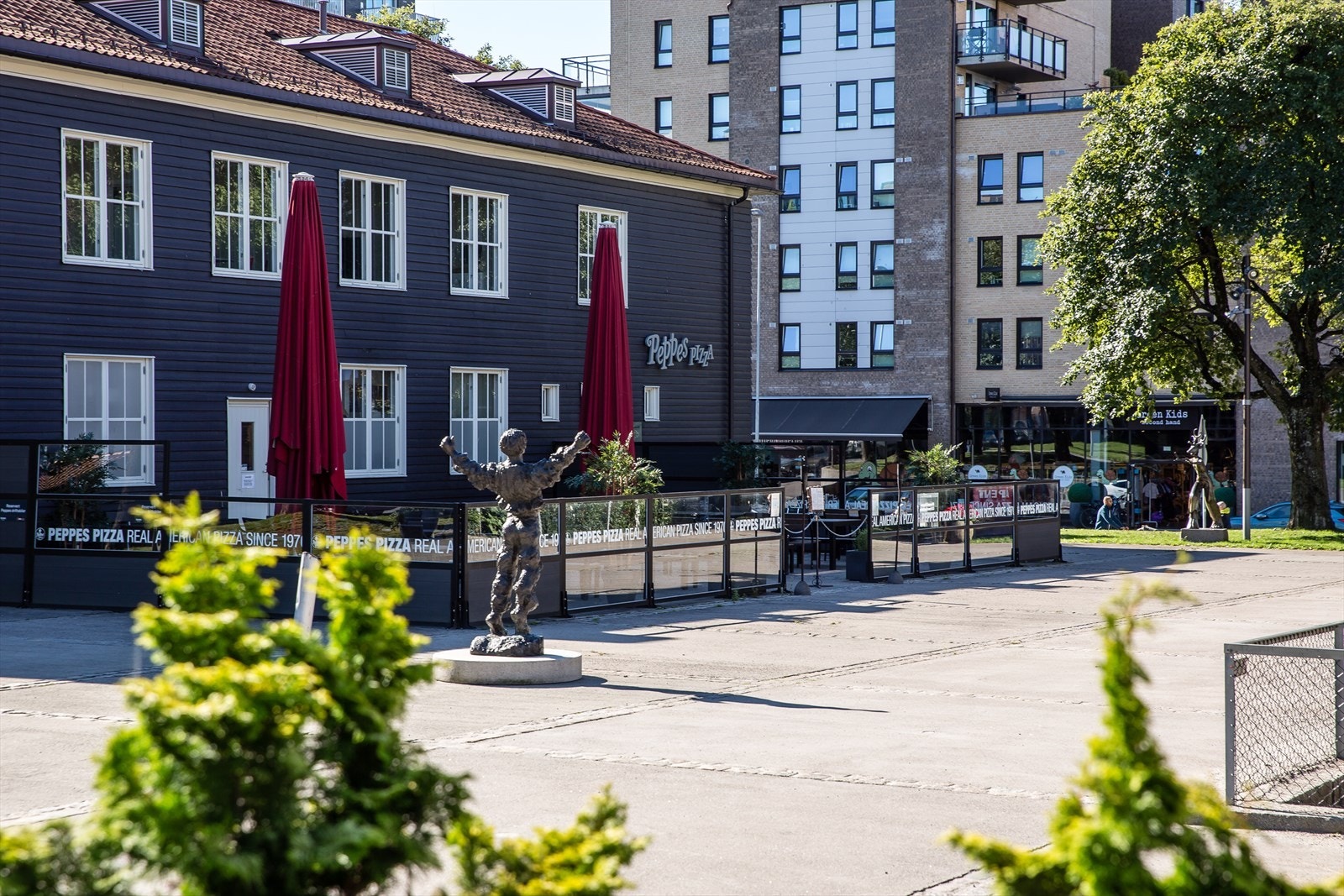 Peppes Pizza på Løren har en hyggelig uteserverering på sommerstid Galleribilde