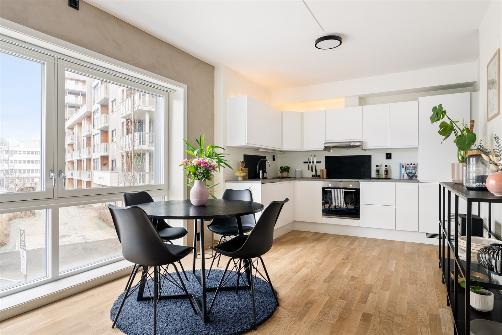 Den gode gjennomlysingen og høye himlingen gir rommet en eksklusiv atmosfære. Galleribilde