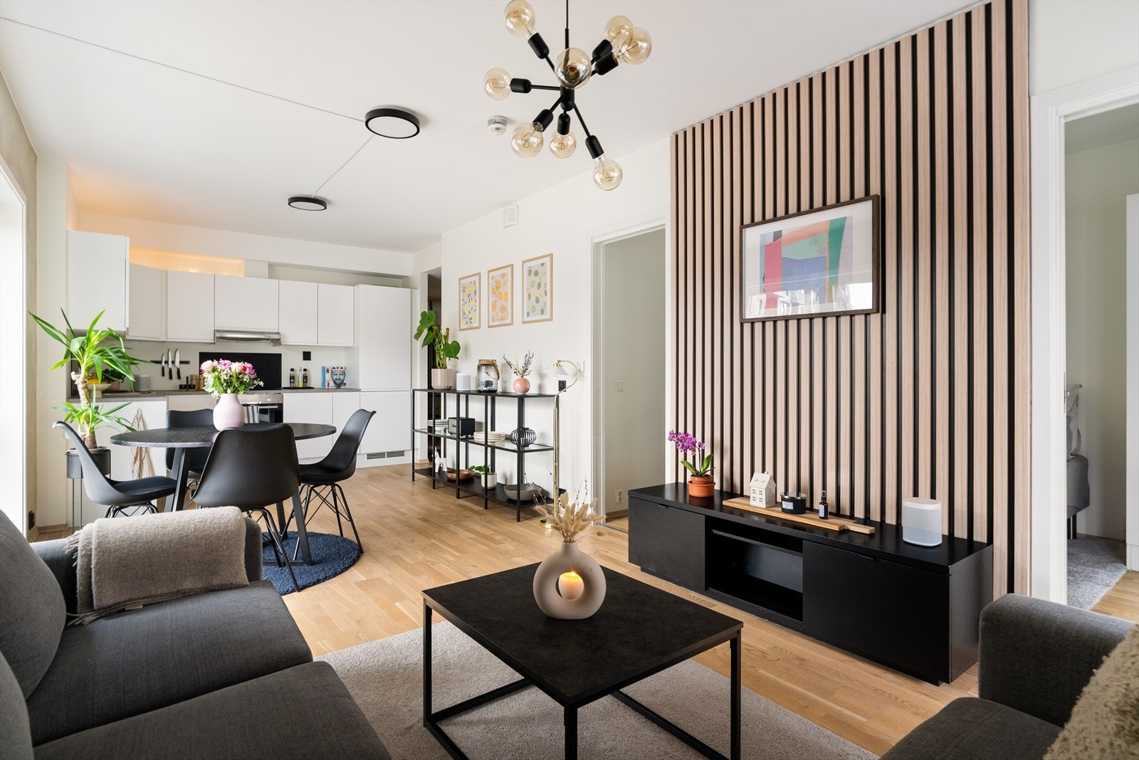 Den åpne oppholdssonen er på ca. 25m² og har store vindusflater på begge vegger. Galleribilde