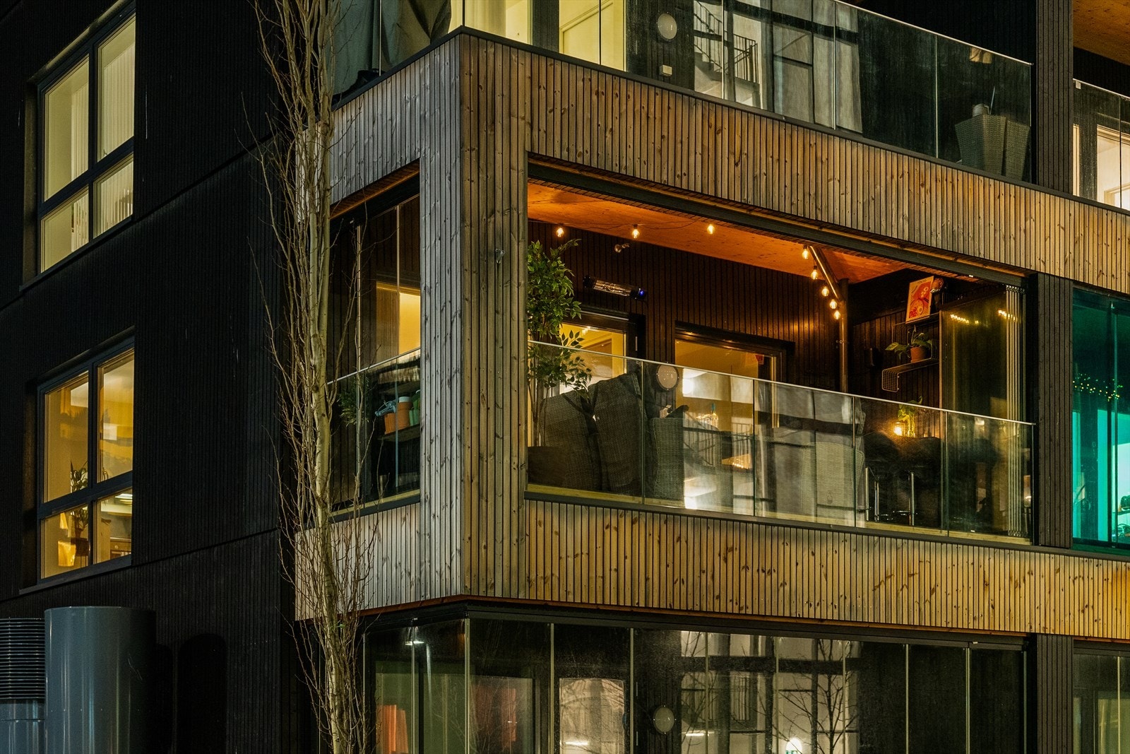 Sammen med de lyse tredetaljene på fasaden får Maskinparken TRE et tydelig særpreg som skaper dynamikk på Lilleby. Galleribilde