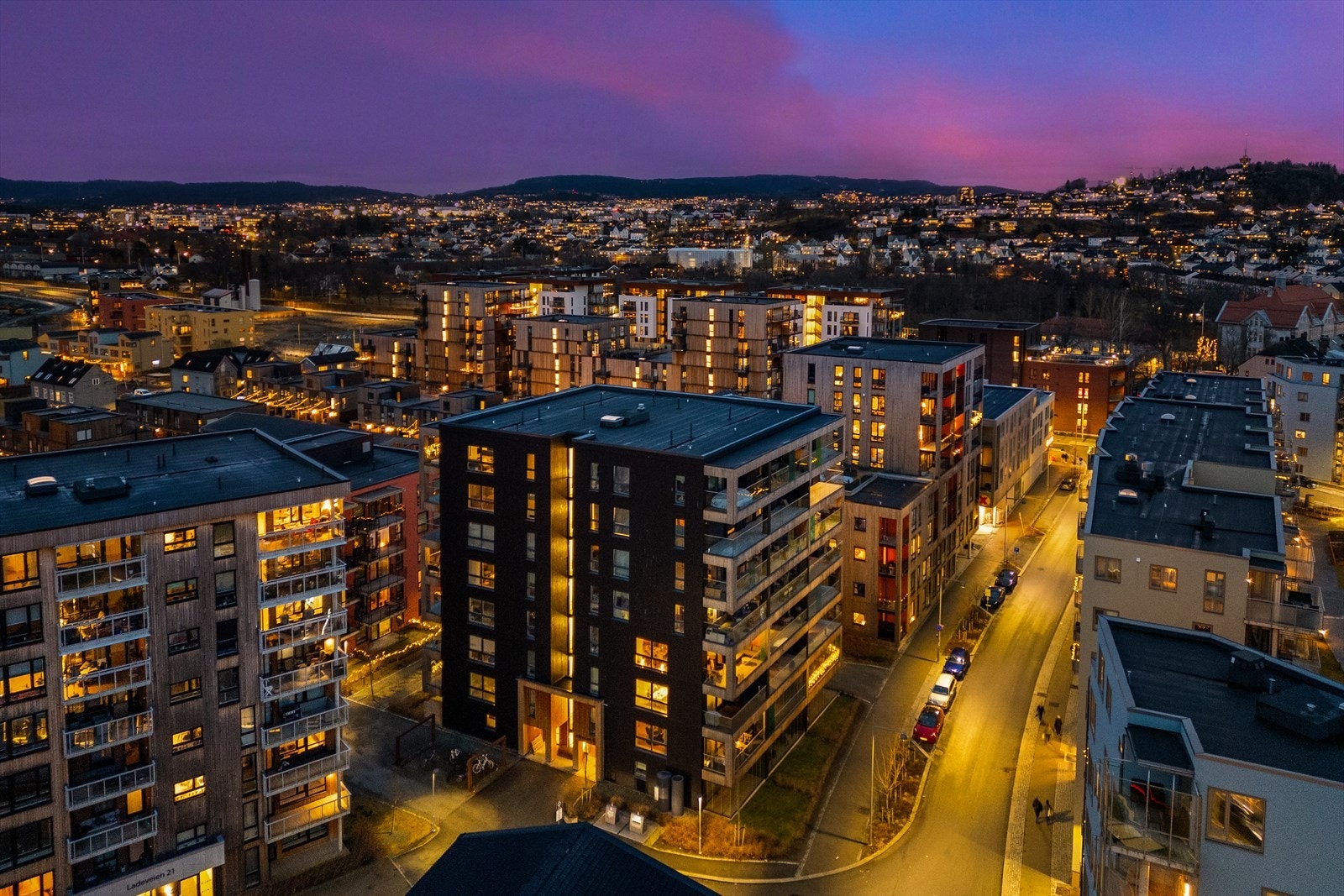 "Maskinparken Tre" er et prisbelønt og moderne bygg i massivtre tegnet av HUS Arkitekter. Galleribilde