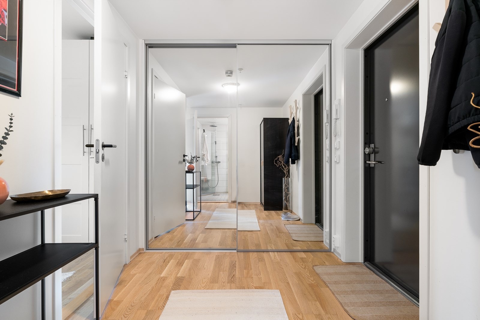 3-stavs parkett og gipsbelagte overflater med listefrie overganger er gjennomgående for leiligheten. Galleribilde