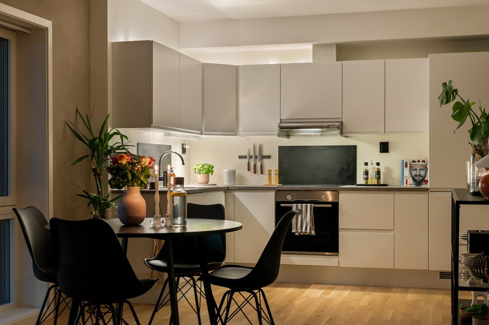 Lys, tidløs og innholdsrik kjøkkeninnredning med masse skapplass og integrerte hvitevarer. Galleribilde