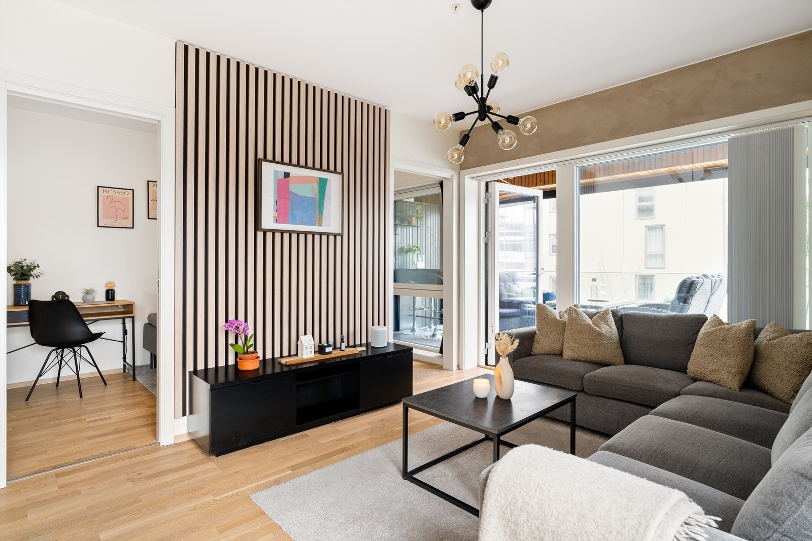 Leiligheten holder en gjennomgående moderne standard med materialer av høy kvalitet. Galleribilde