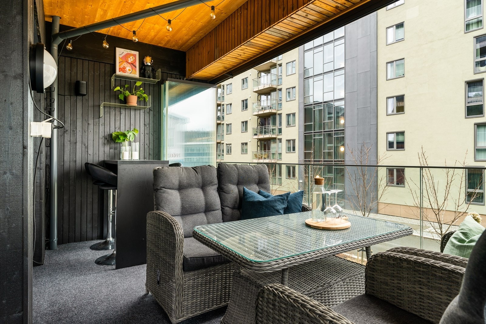 Leiligheten ligger på hjørnet av bygget i 2. etasje, og kan bl.a. by på en innglasset balkong på 12m². Galleribilde