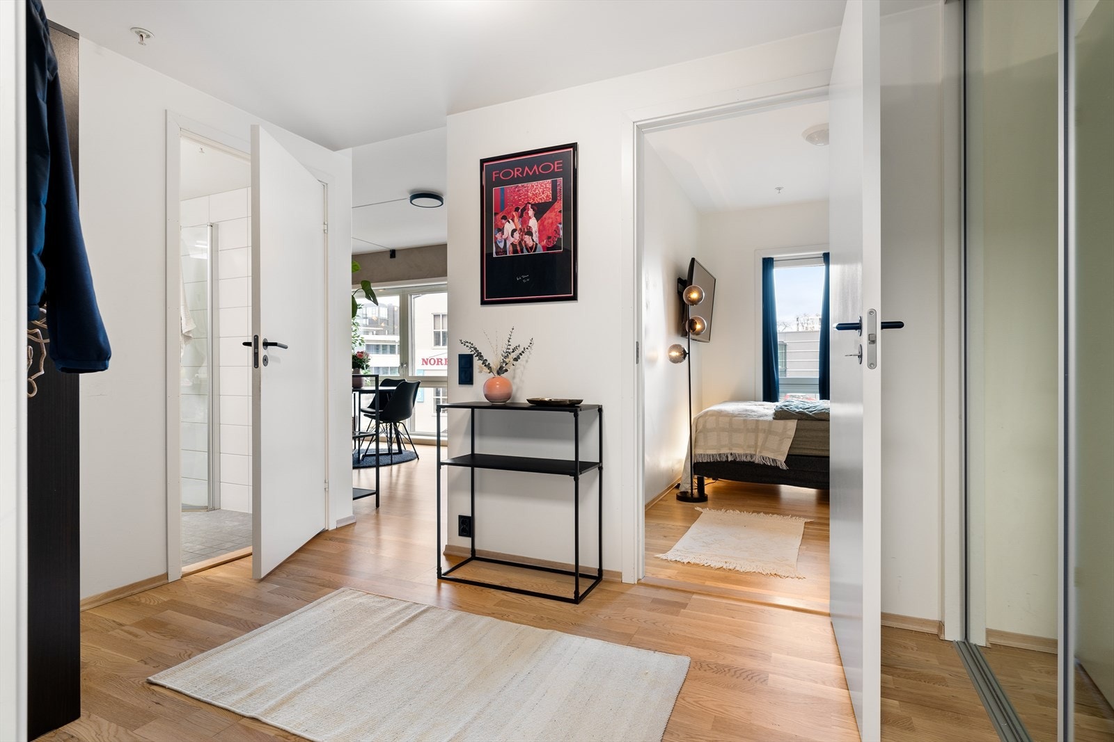 Romslig entré på 8,4m² med skyvedørsgarderobe og god plass til klesoppbevaring. Det er ellers ekstern bod i gang med strømuttak og god lagringsplass. Galleribilde