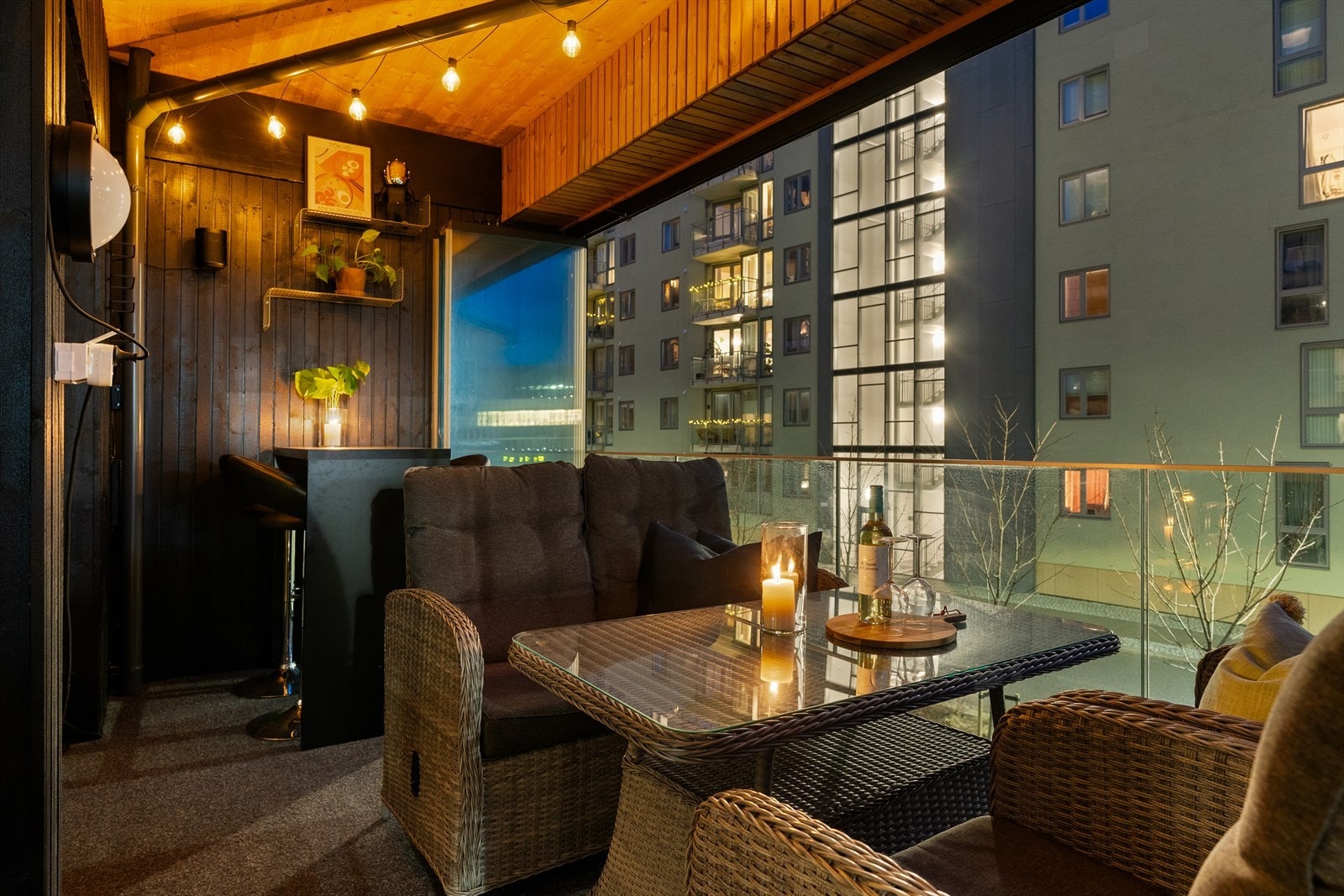 Balkongen er flott utstyrt med barbord, teppefliser, varmelampe og ekstra belysning som setter stemningen om kvelden. Galleribilde