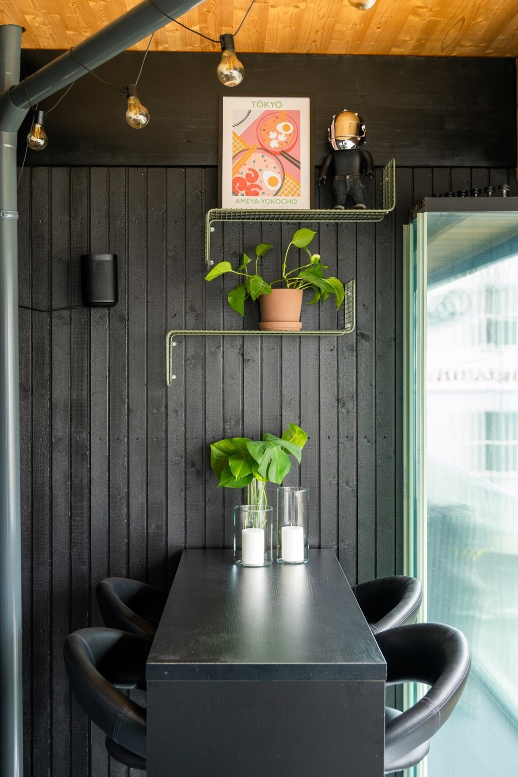 Balkongen fungerer som en forlengelse av oppholdssonen - også utenfor sommerhalvåret. Her er det tilrettelagt for sosiale sammenkomster. Galleribilde