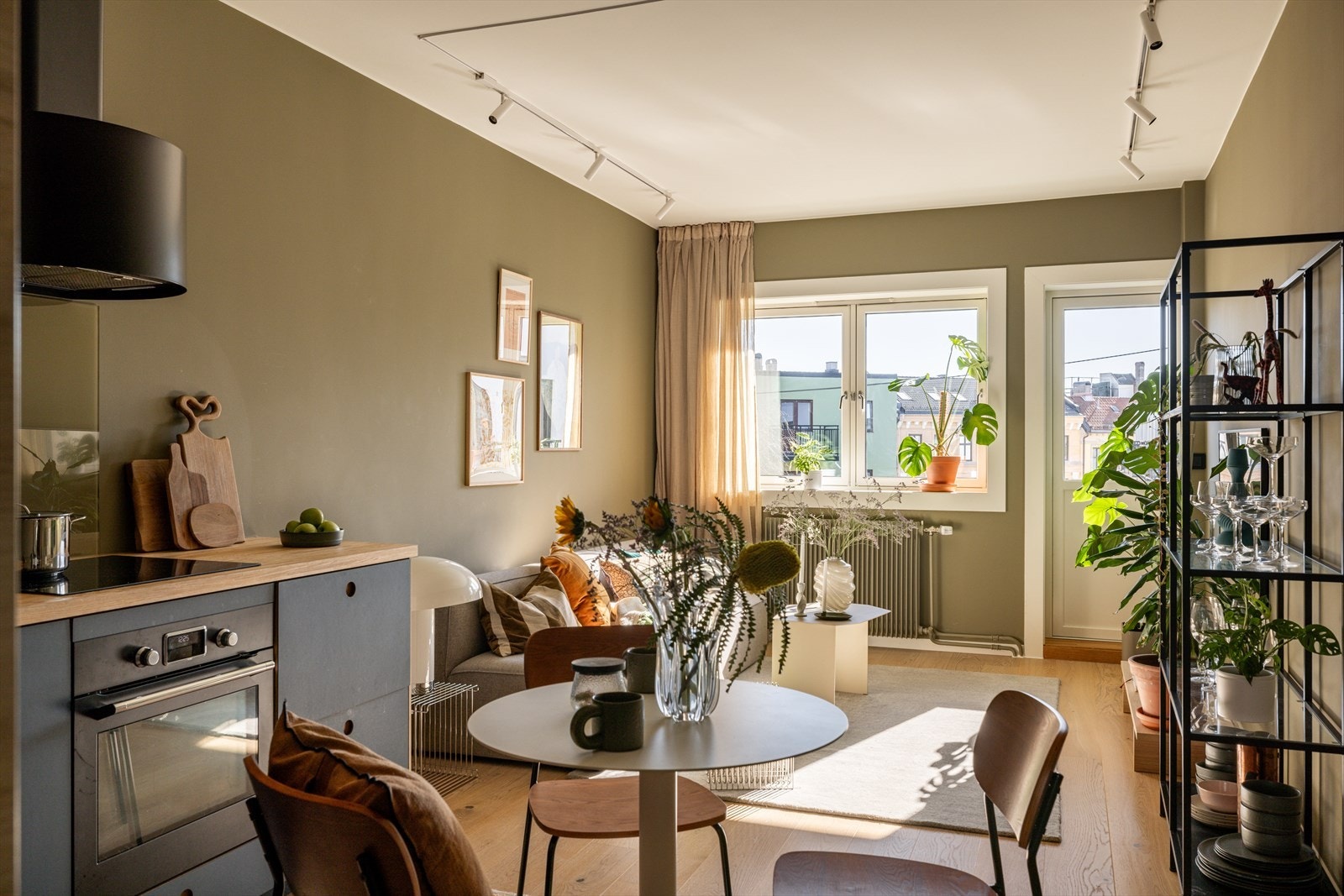 Fantastisk lysinnslipp. Stue er vendt mot gårdsrom. Galleribilde