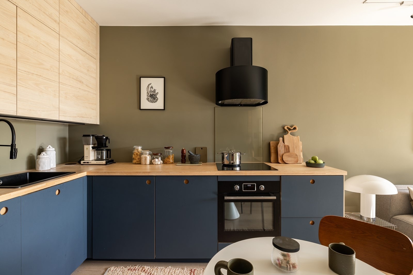 Store deler av leiligheten ble oppgradert i 2021 med nytt kjøkken, 1-stavs parkettgulv, sparklet og malt alle overflater (utenom bad). Galleribilde