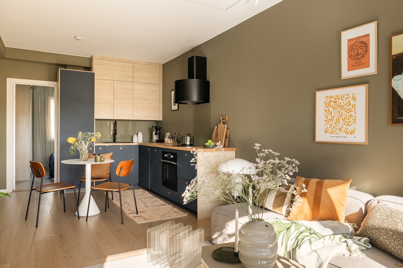 Plass til spisebord og sofagruppe itillegg til diverse oppbevaringsmøbler. Galleribilde