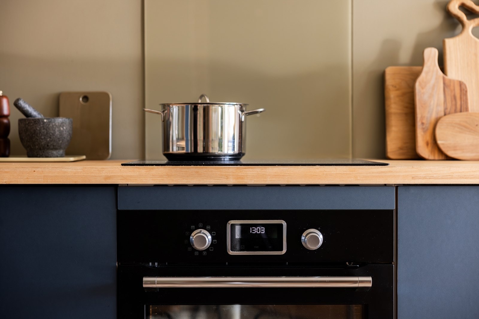 Beskyttende glass bak stekeplate. Galleribilde