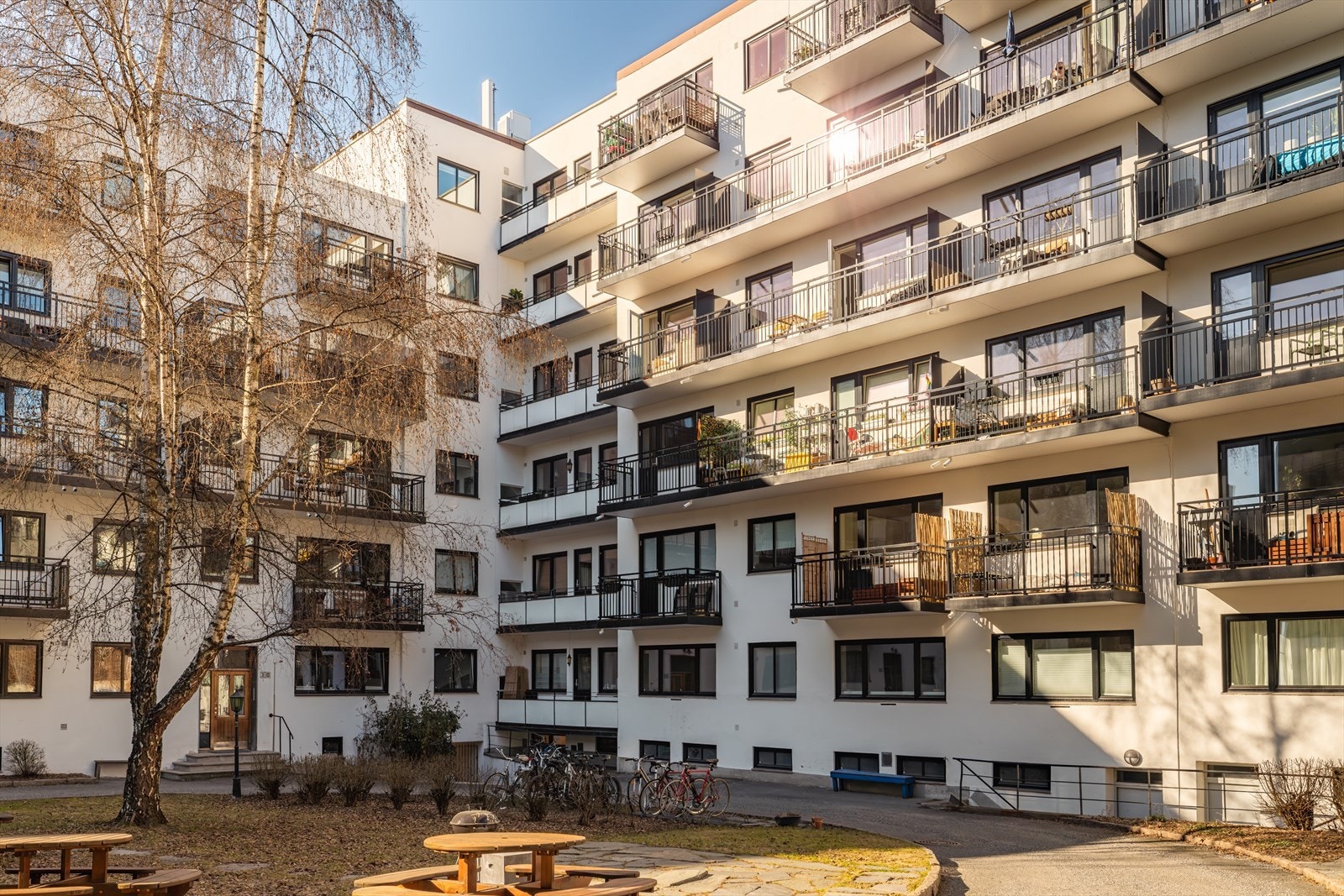 Det er heis i bygget. God vedlikeholdshistorikk i aksjeselskapet. Galleribilde