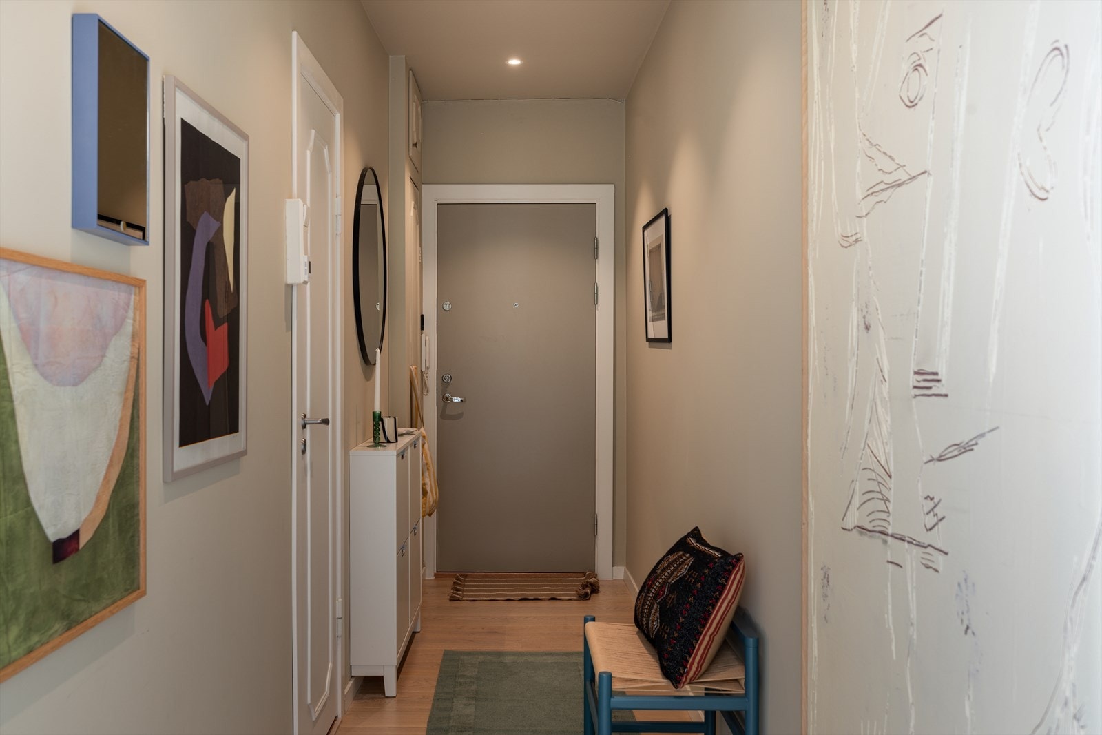 Entre med plass til kommoder og oppbevaring av yttertøy. Galleribilde