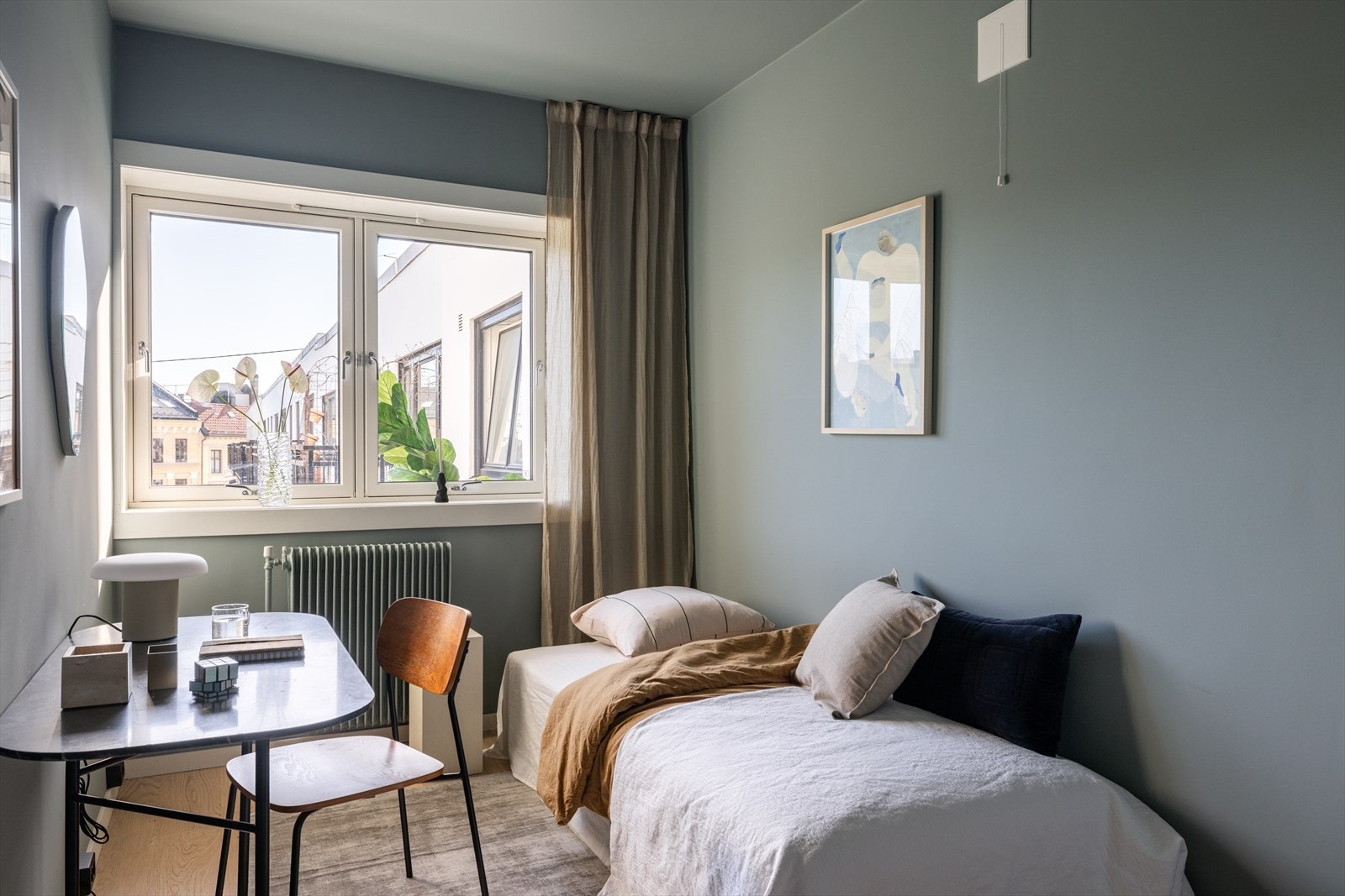 Soverom to er vendt mot bakgård. Galleribilde