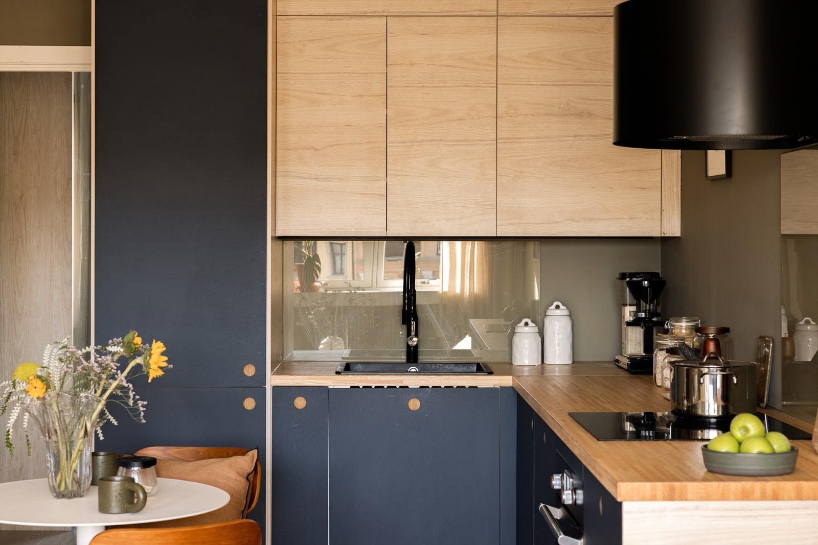 Beskyttende glass bak vasken og benkeplate med sponkjerne med eikekestaver. Galleribilde