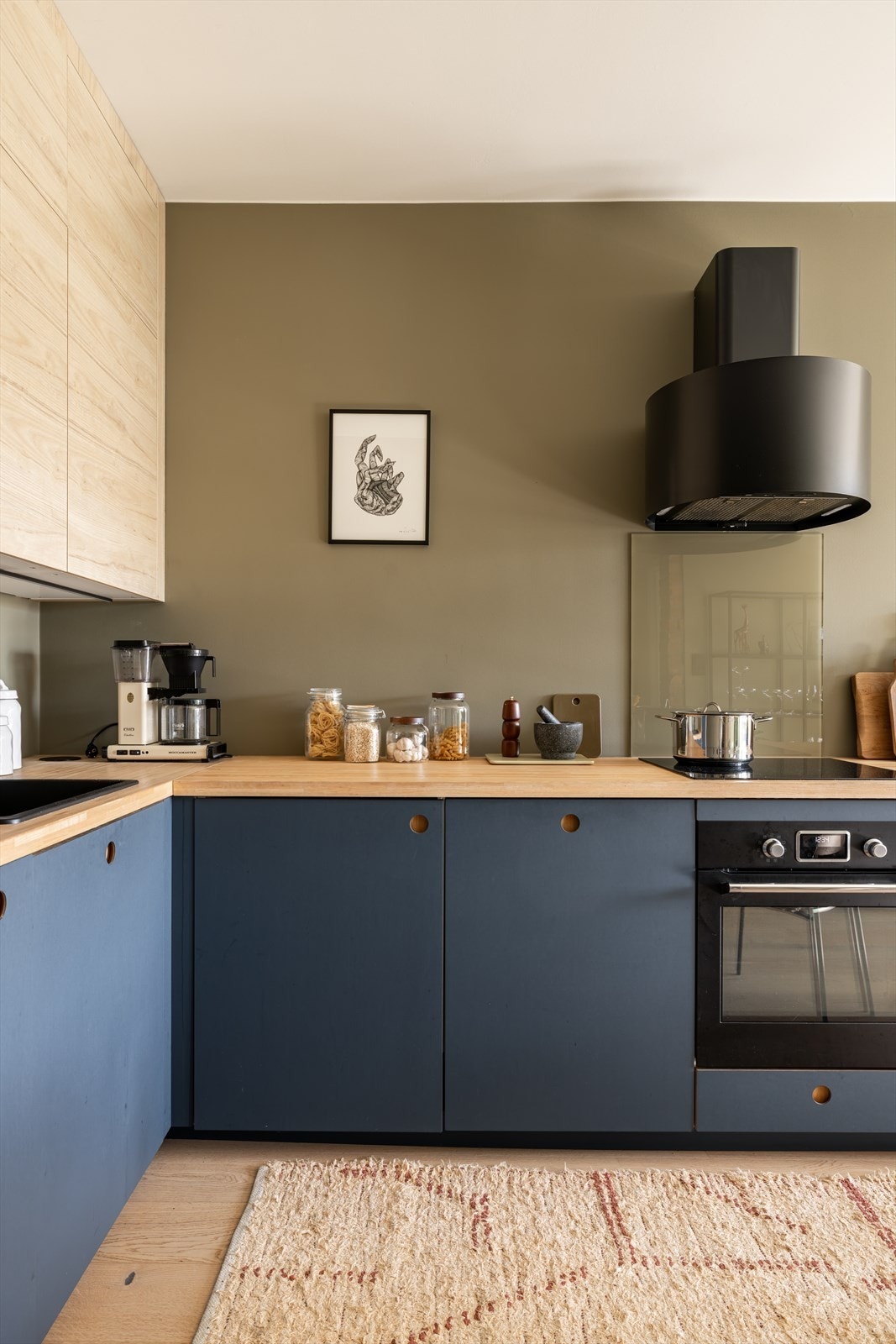 Kjøkkenet er flyttet fra soverom til stue i 2021. Faktura for rørleggerarbeidet som ble utført i 2021 er fremlagt. Galleribilde