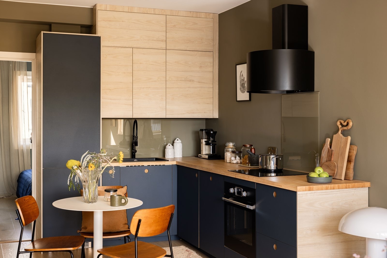 Kjøkkenet har integrerte hvitevarer som medfølger; platetopp, oppvaskmaskin, stekeovn og kombinert kjøle- og fryseskap. Galleribilde