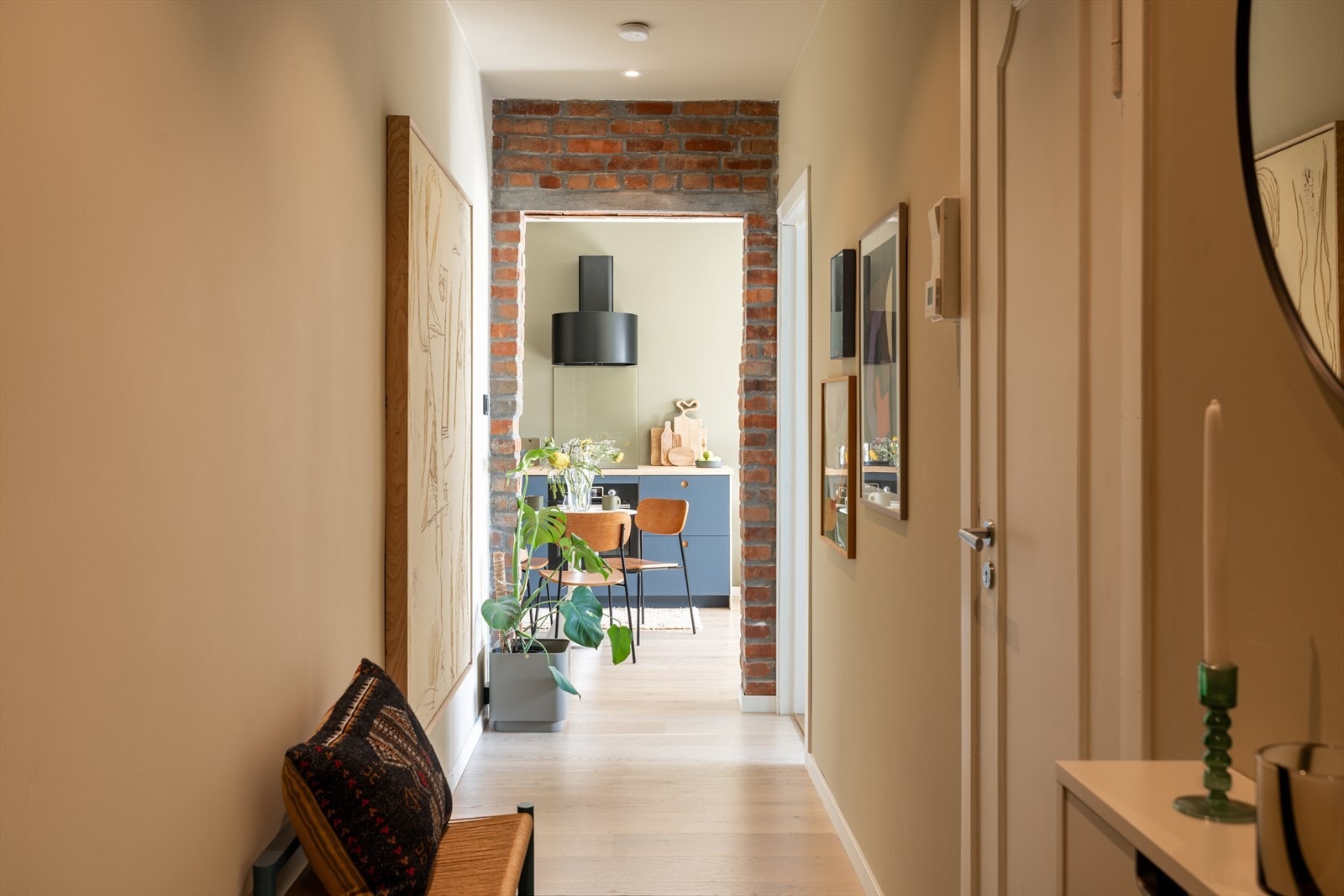 Velkommen inn - hyggelig inngangsparti med plass til oppbevaring av yttertøy. Galleribilde