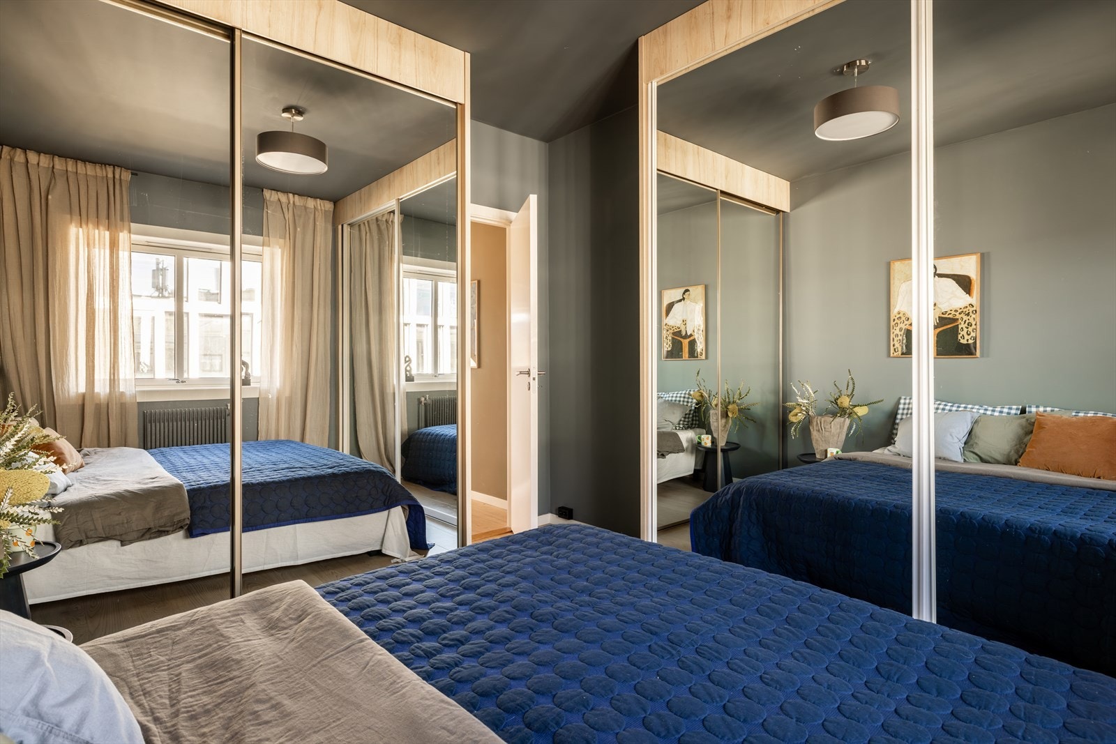 De to skyvedørsgarderobene medfølger Galleribilde