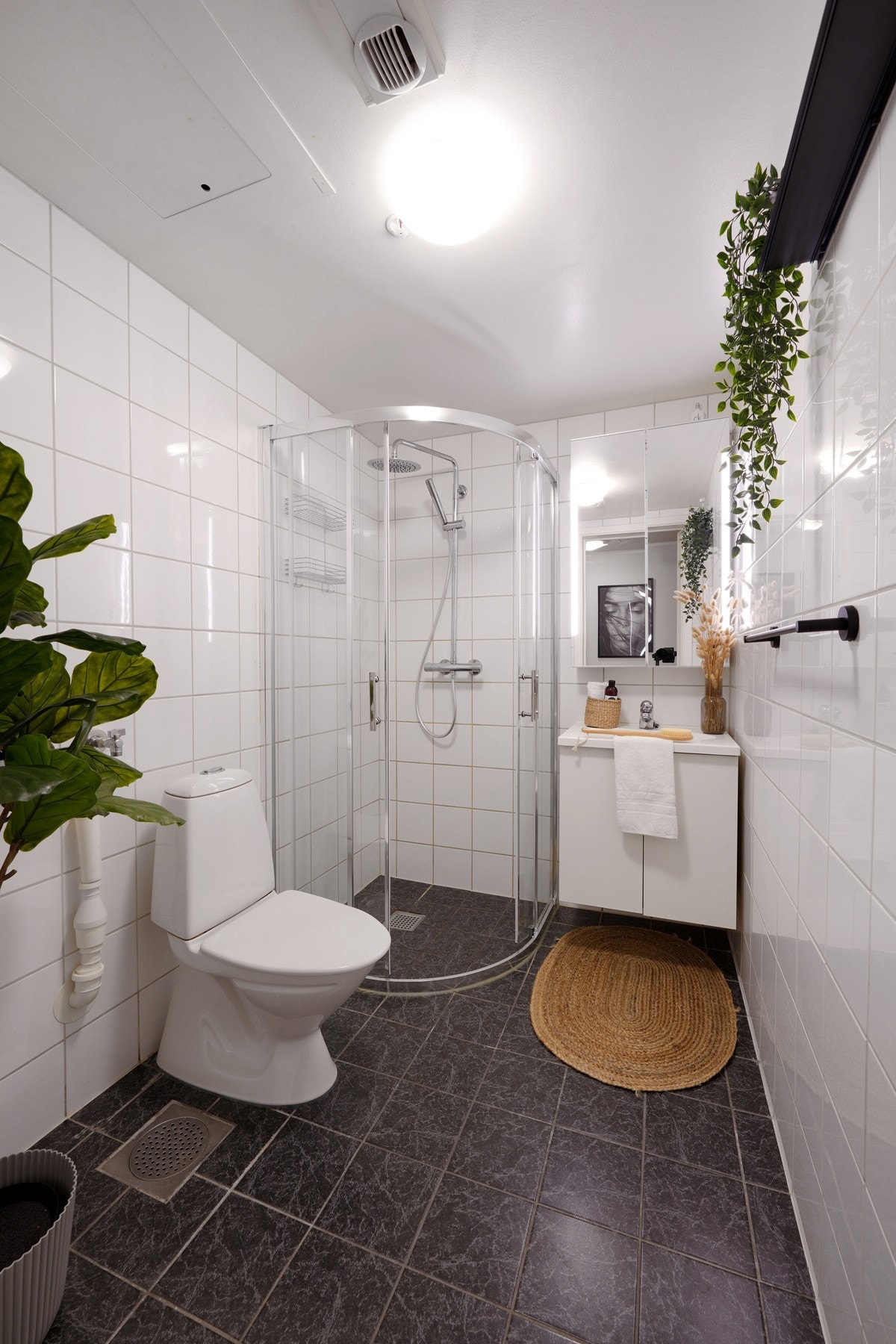 Helfliset bad med varmekabler i gulv, opplegg for vaskemaskin/tørketrommel. Galleribilde