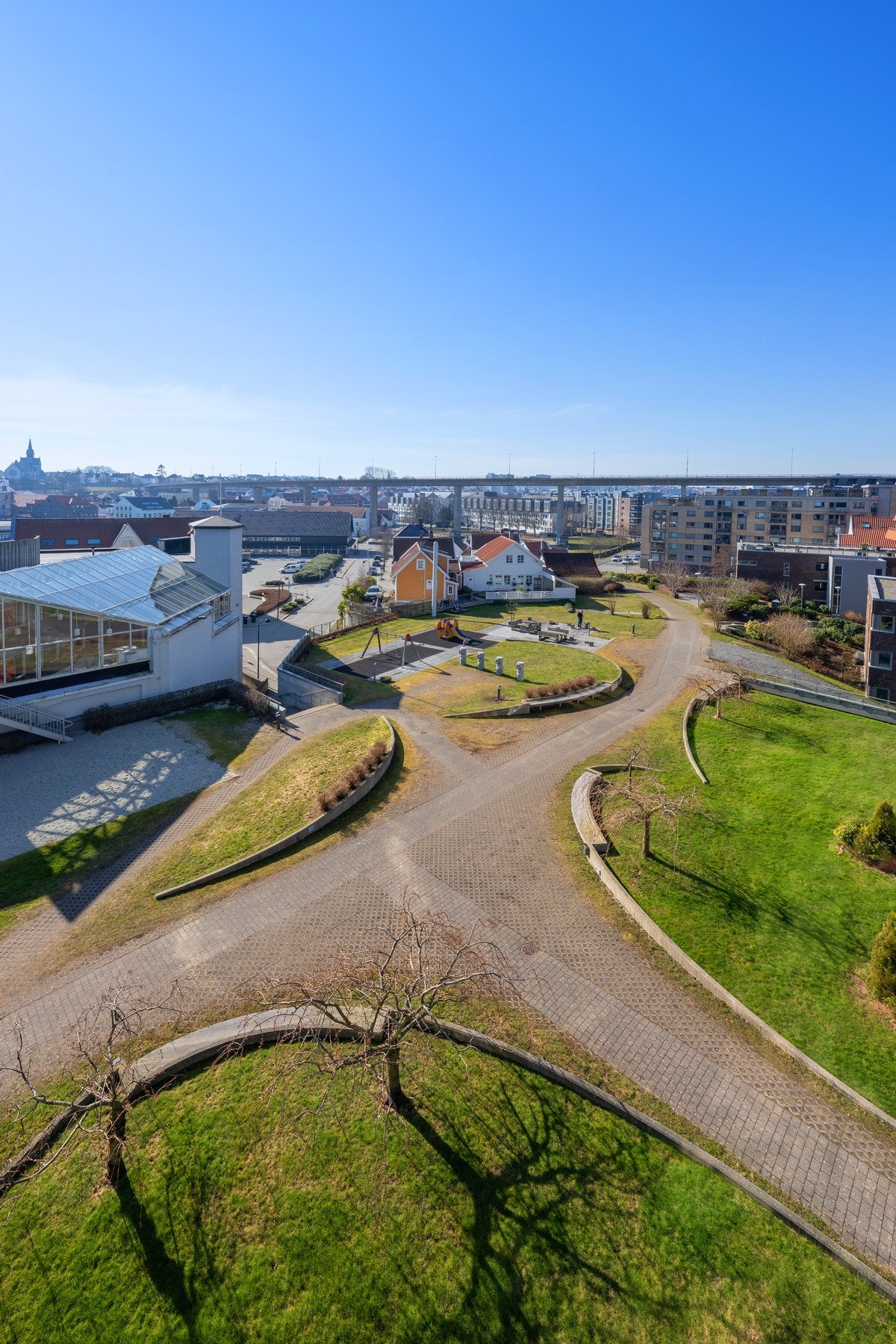 Flott utsikt over fellesområdet fra balkongen. Galleribilde