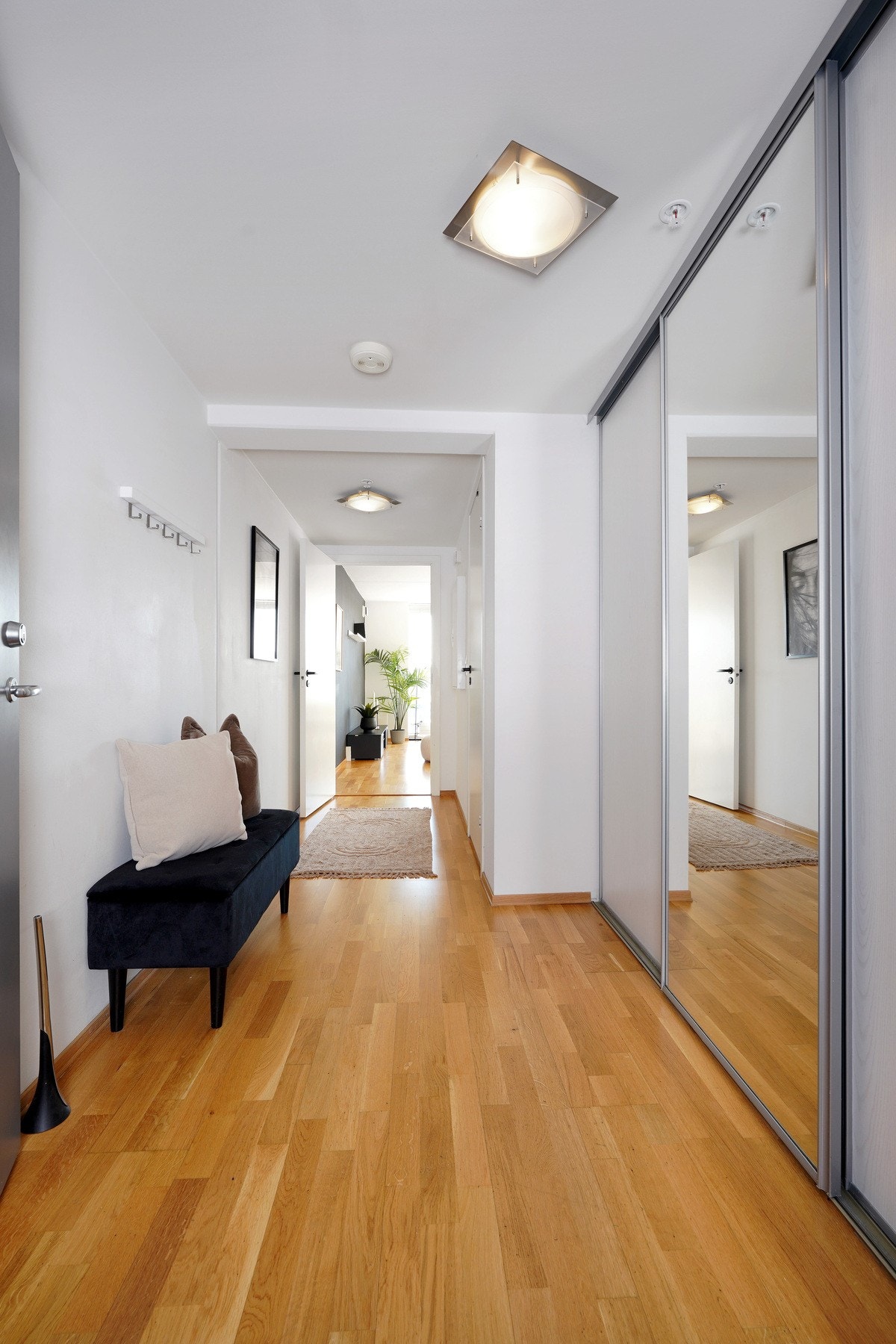 Gang med skyvedørsgarderobe. Galleribilde