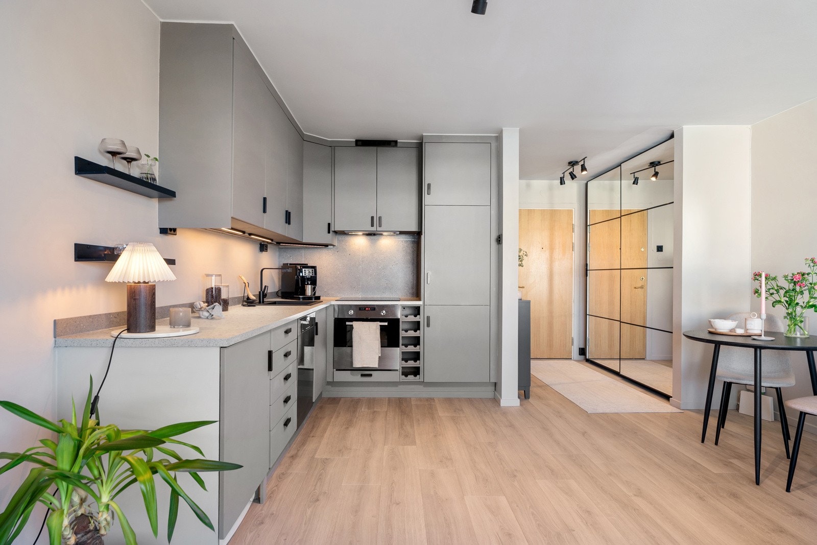 Kjøkkenet ble fornyet i 2024 og byr på rikelig med skapplass. Integrert platetopp, stekeovn, oppvaskmaskin, superpraktisk vaskemaskin og kjøl-/fryseskap. Galleribilde