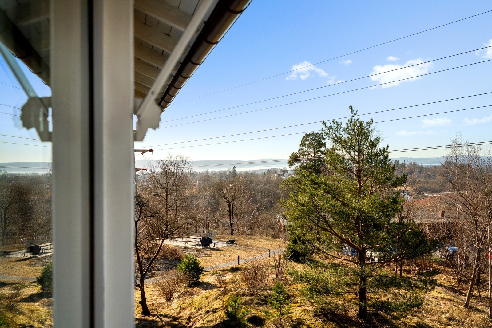 Leiligheten har en attraktiv beliggenhet i naturskjønne omgivelser, likevel med kort vei til alt du trenger i hverdagen. Galleribilde