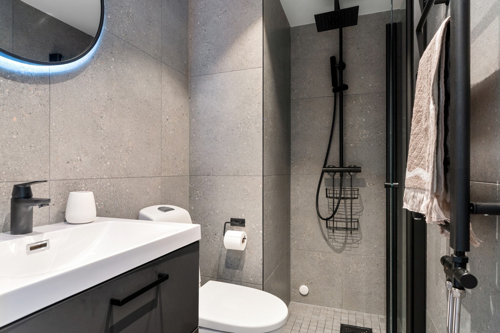 Moderne innredning og lekre detaljer i sort. Galleribilde