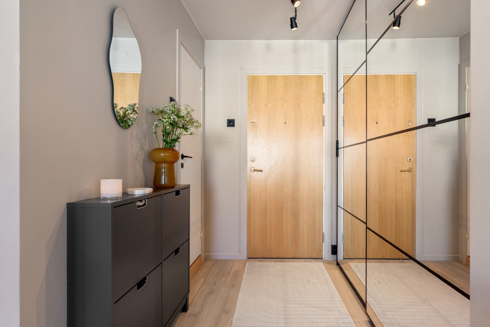 En innbydende entré med god oppbevaringsplass. Galleribilde