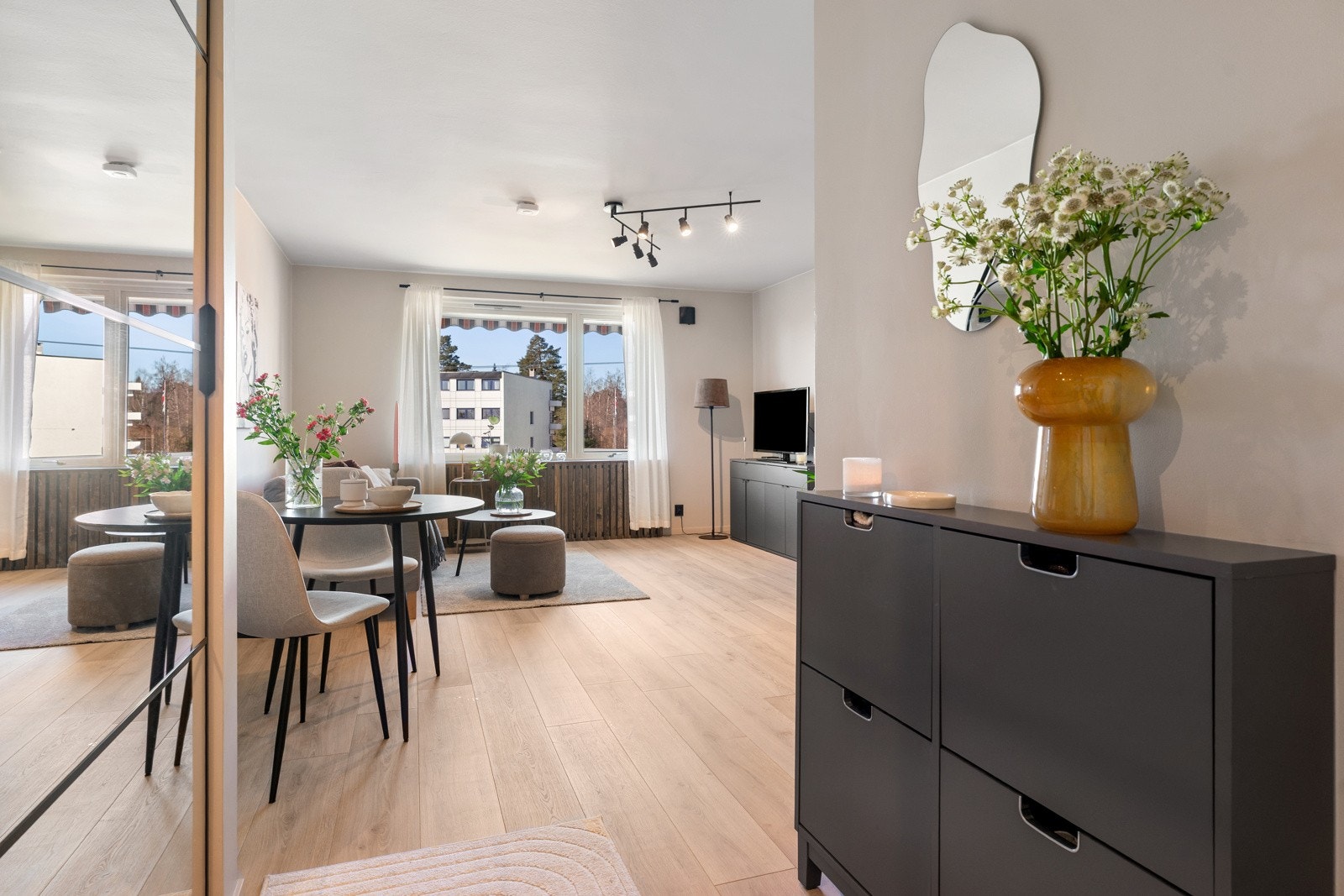 Velkommen hjem! Stor, praktisk skyvedørsgarderobe i entréen. Galleribilde