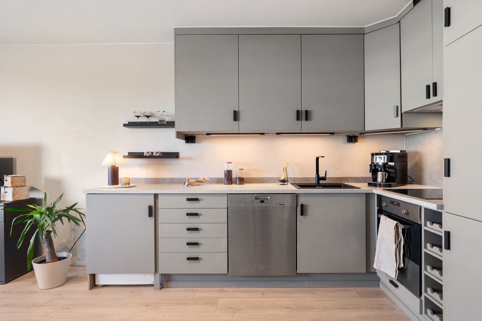 Et stilrent og moderne hjem som nylig er pusset opp med høy standard. Galleribilde