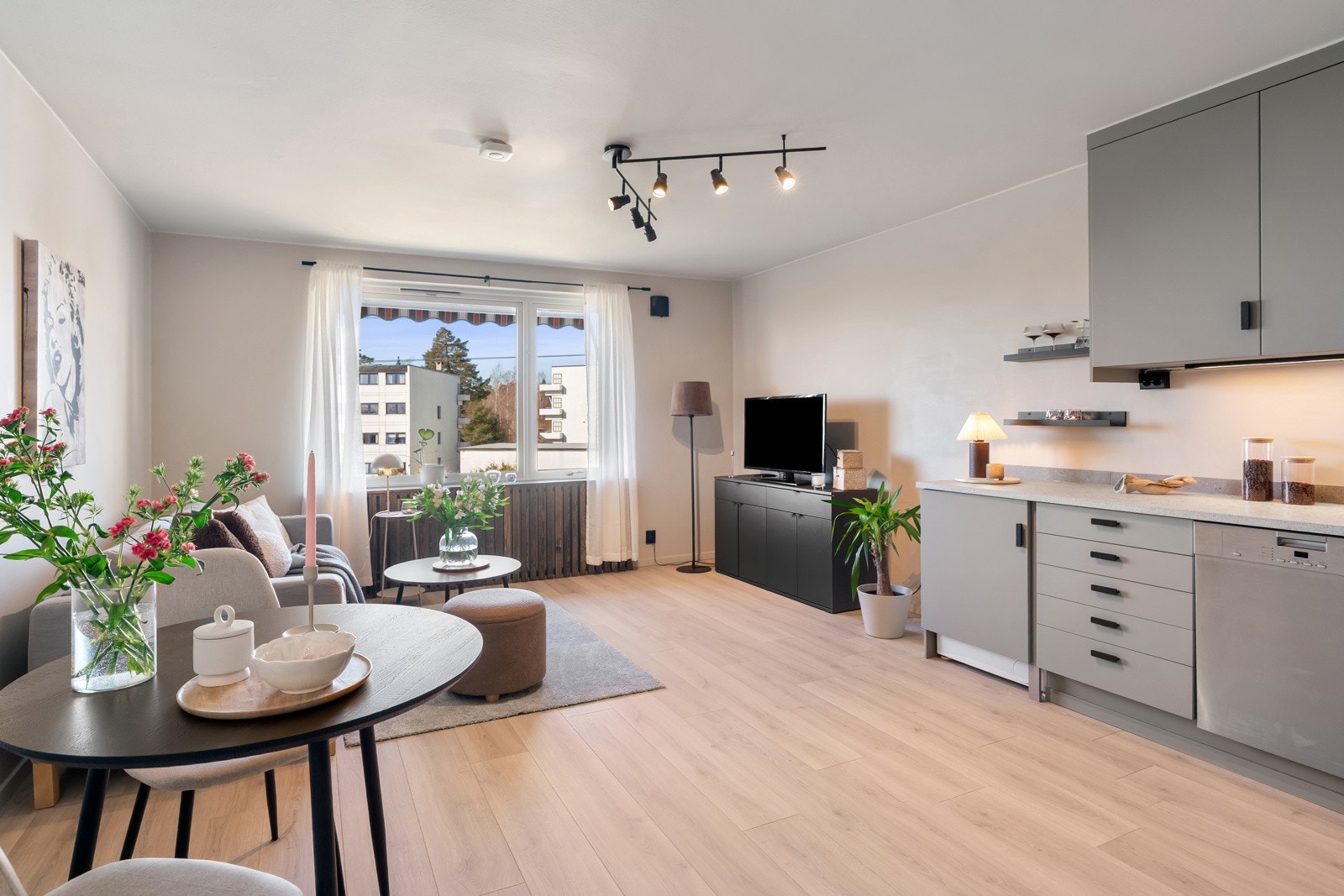 Leiligeheten varmes opp med radiator tilknyttet fjernvarme. Galleribilde