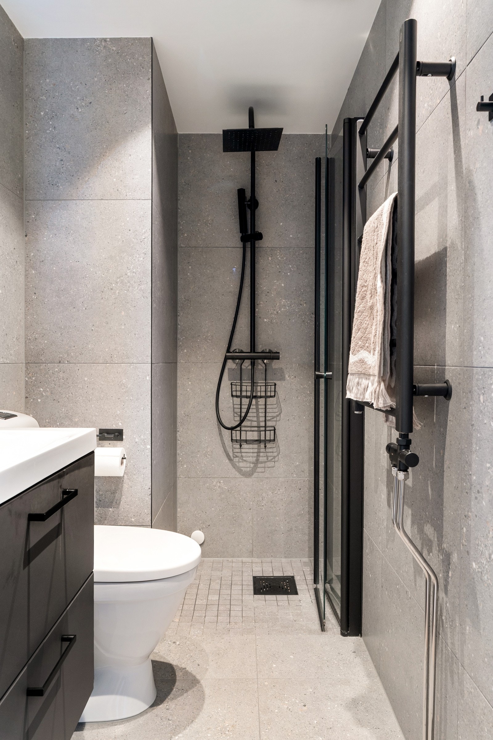 Lekkert baderom fra 2024 med varme i gulvet. Galleribilde