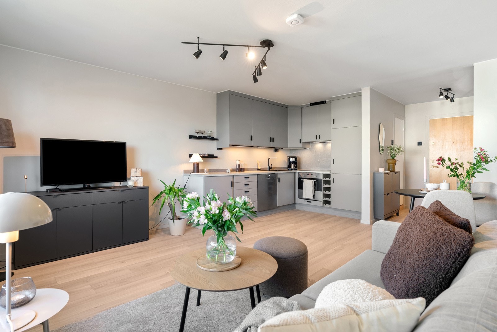 Et moderne hjem med laminat på gulv og tidløse farger. Galleribilde