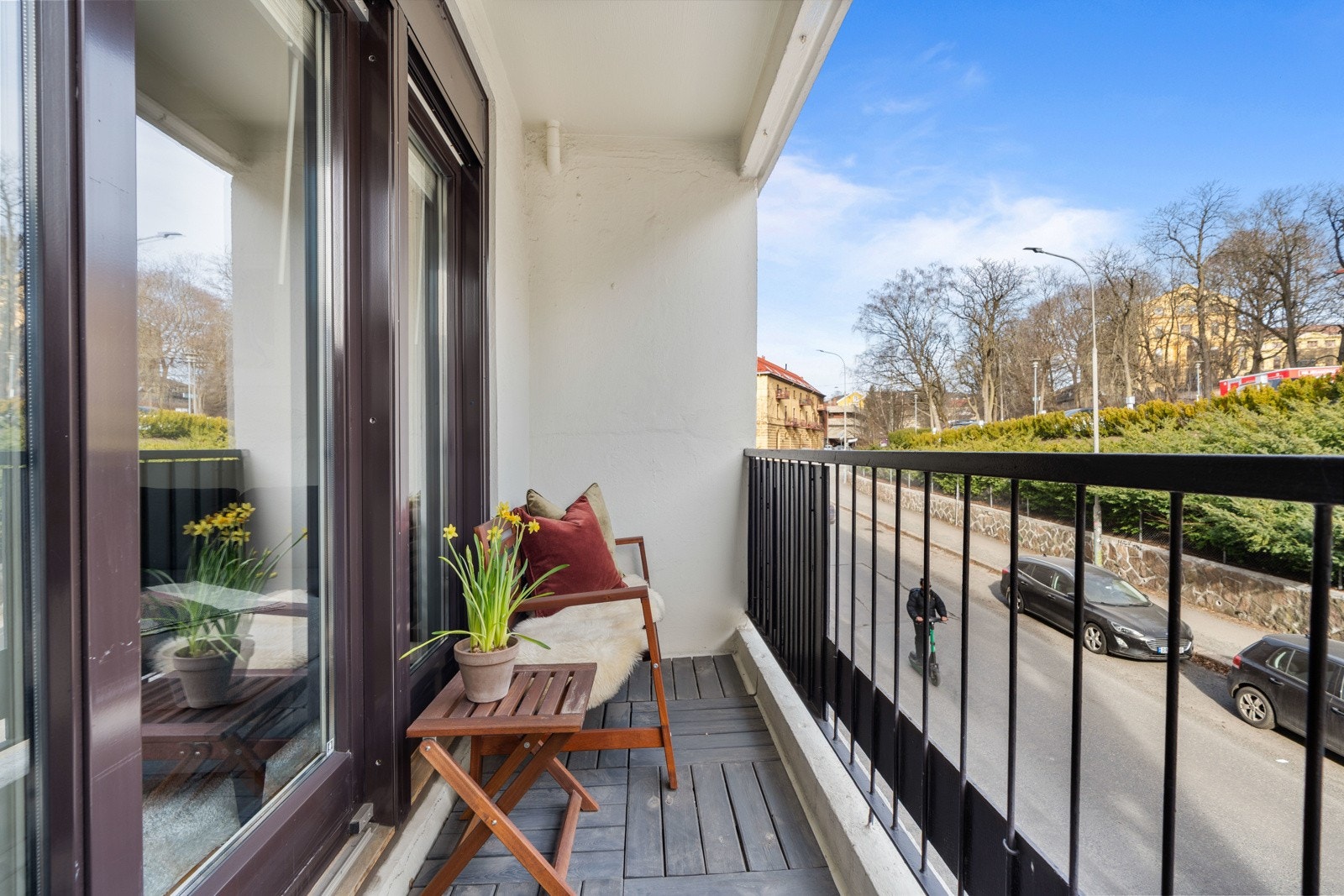 Hyggelig, overbygget balkong på ca. 3,5 kvm. Her er det plass til sittegruppe og grill (kun elektrisk grill tillatt i sameiet). Galleribilde