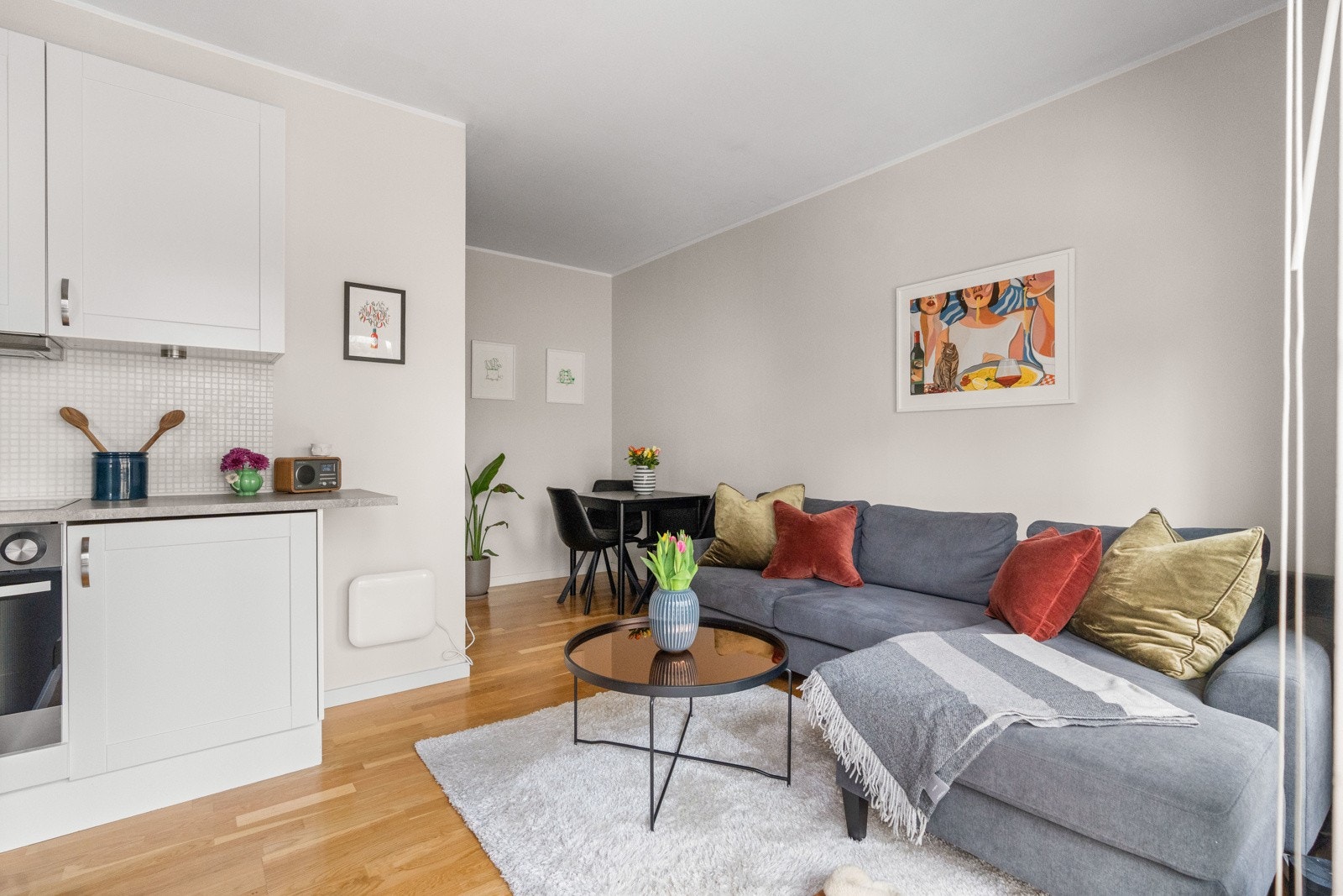 Stuen har plass til både sofa, TV-møblement og spisebord - særs god planløsning. Galleribilde