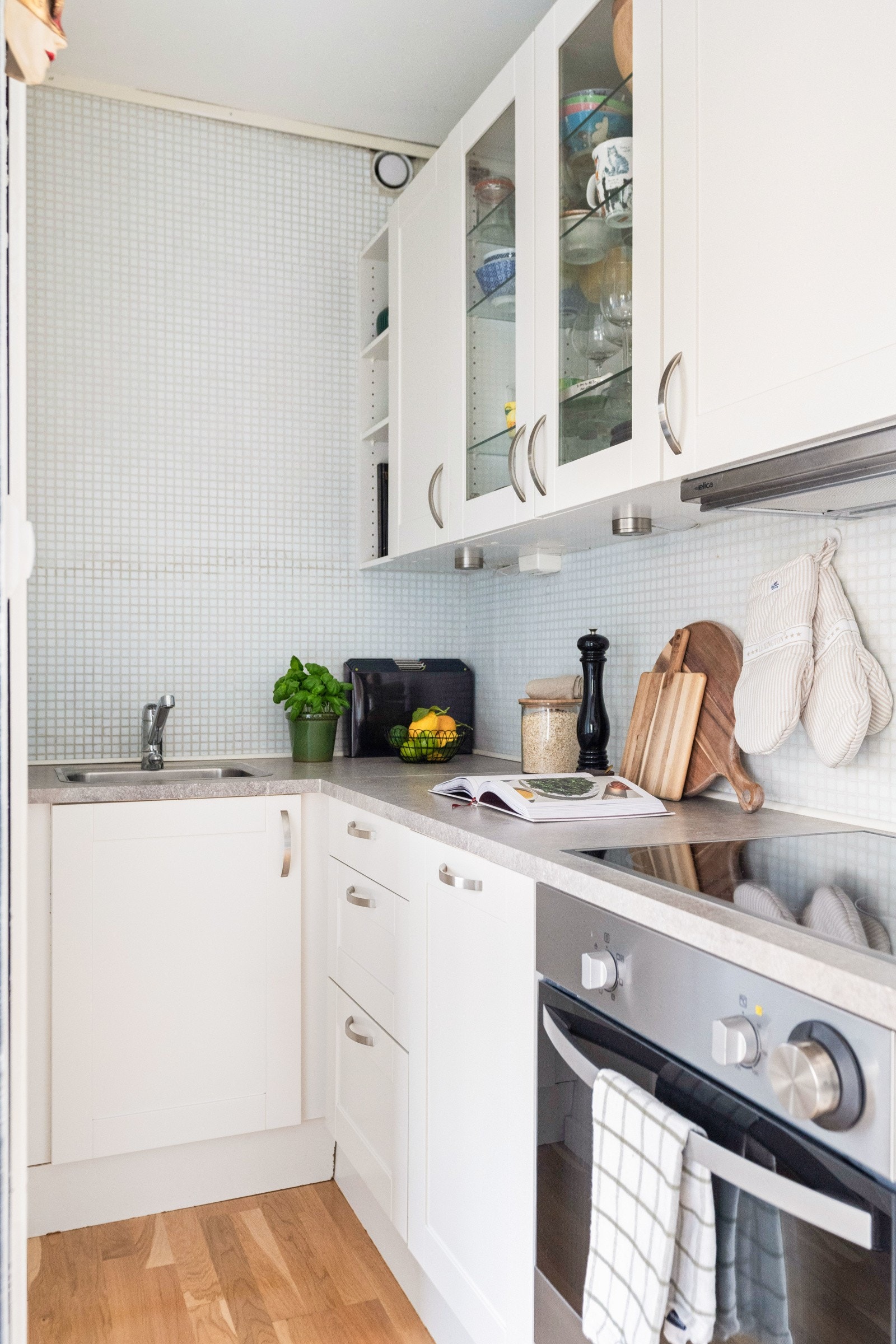 Nytt kjøkkenarmatur og oppvaskmaskin i 2024. Integrert i innredningen er kjøleskap, komfyr, platetopp og oppvaskmaskin. Kullfilter kjøkkenventilator. Galleribilde