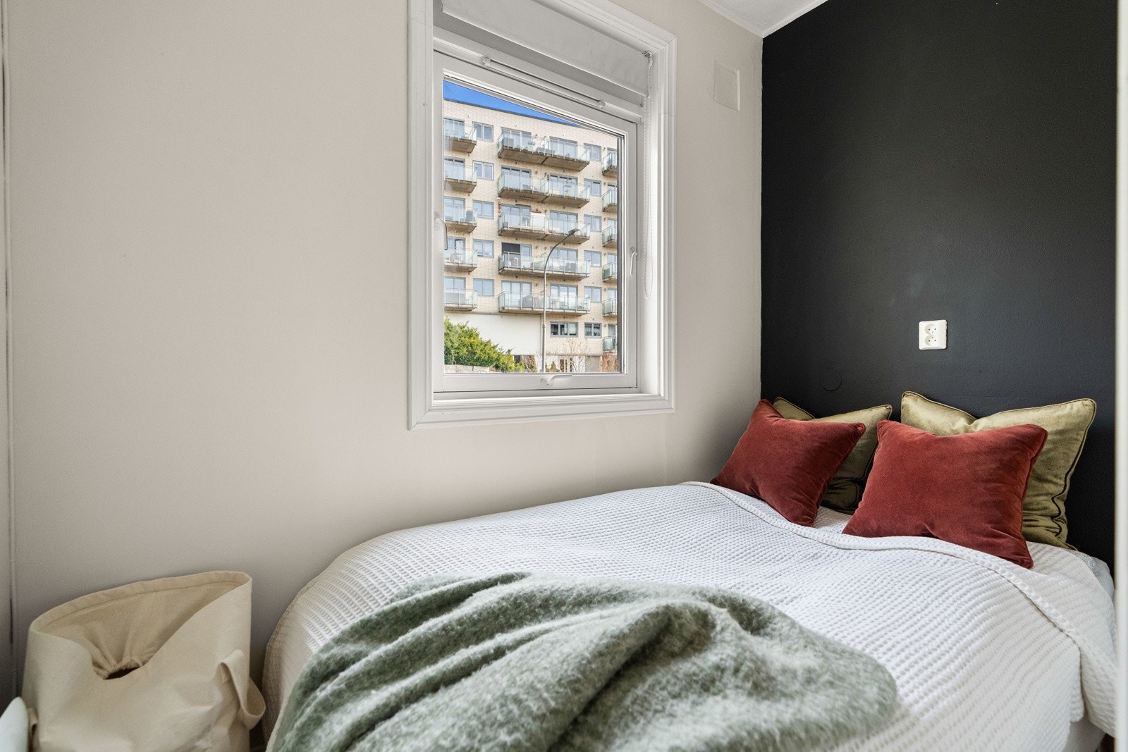 Lukket alkove med soveromsfølelse og vindu, sengen på bildet er 120 cm. Galleribilde