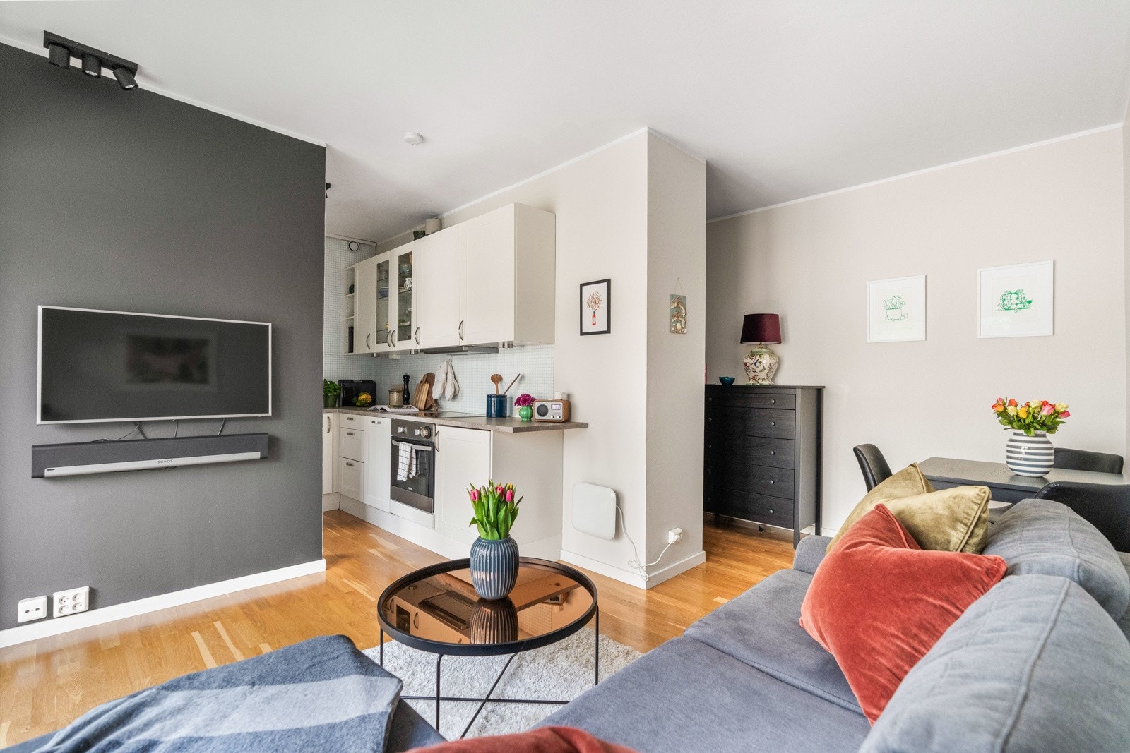 Standarden i leiligheten er hovedsaklig fra 2013, med oppgradering av kjøkken, bad og ny trestavs eikeparkett. Galleribilde