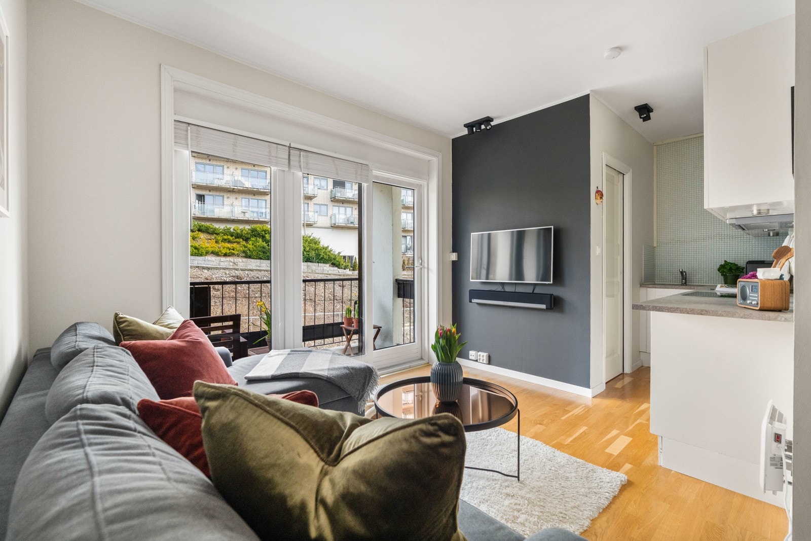 Fra stuen er det utgang til balkong. Galleribilde