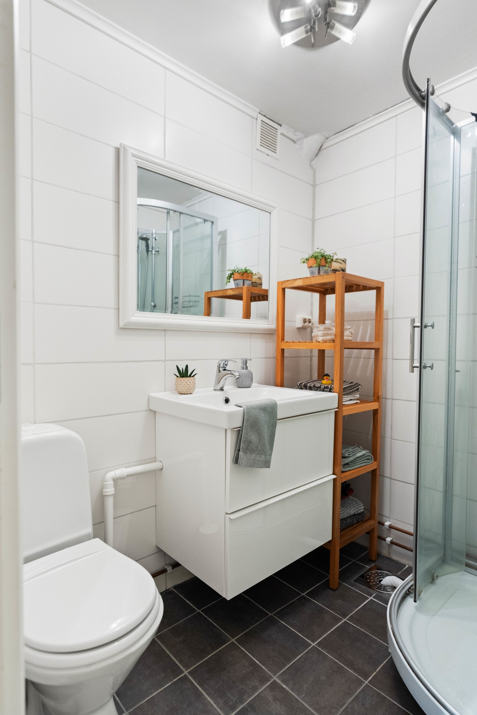 Naturlig ventilasjon. Liten lekkasje fra avløpsslangen til dusjkabinettet, avløpsslangen bør ev. skiftes/justeres. Galleribilde