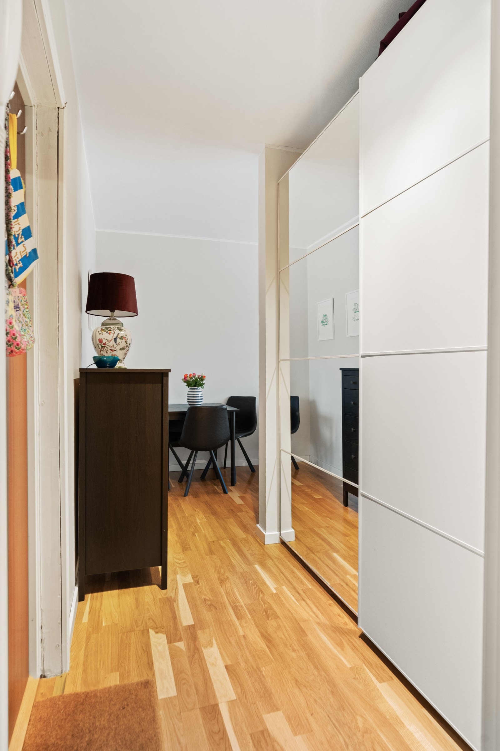 Det er også plass til kommode for ekstra lagring. Dør-callinganlegg. Galleribilde