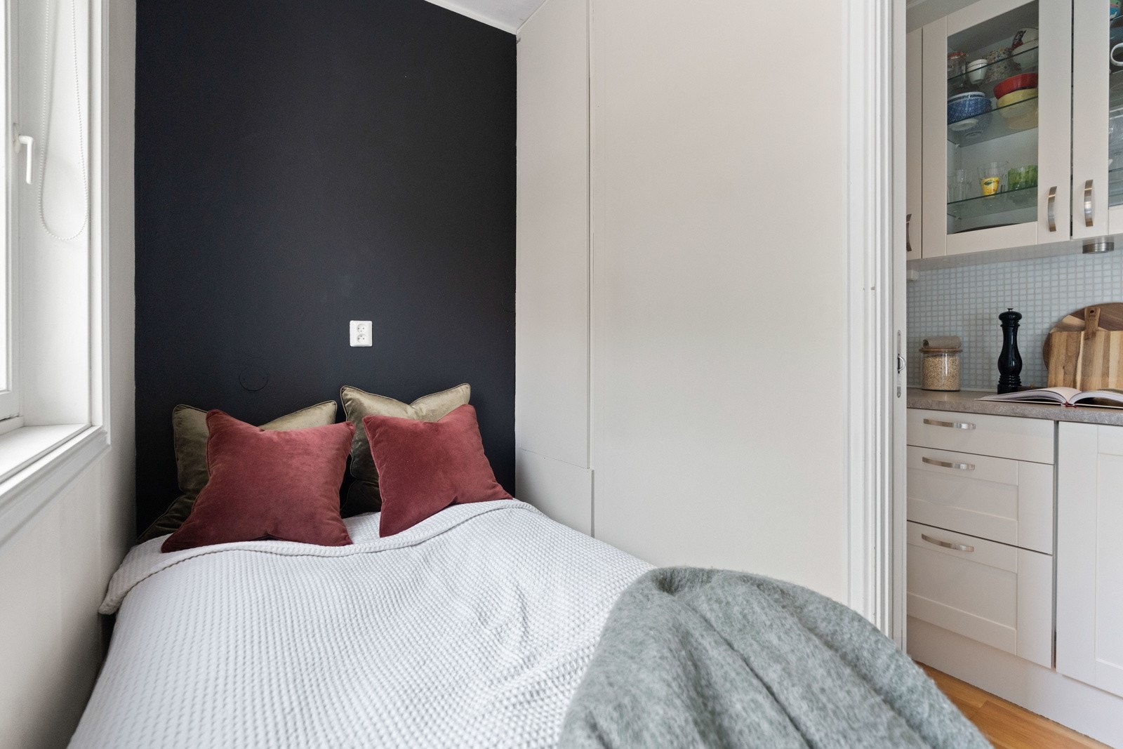 Det er et lite skap til høyre for sengen til oppbevaring. Galleribilde