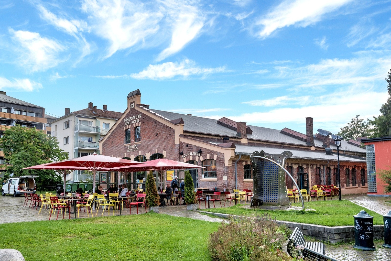 Leiligheten ligger et steinkast unna Trikkestallen med teater, kafé og uteservering. Galleribilde