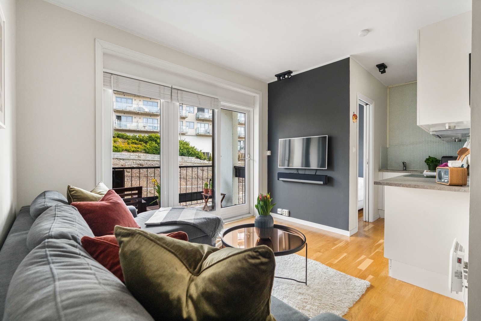 Leiligheten har store vindusflater som sørger for godt med lysinnslipp. Galleribilde